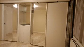 Witte kledingkast met spiegeldeuren Gratis