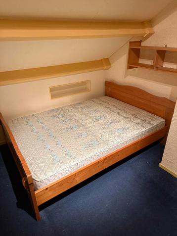 Gratis houten bed met matras 140/200