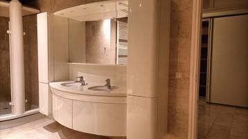 Wastafelmeubel met dubbele wasbak en spiegel