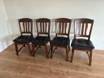 4 gebruikte stoelen van leer en eikenhout