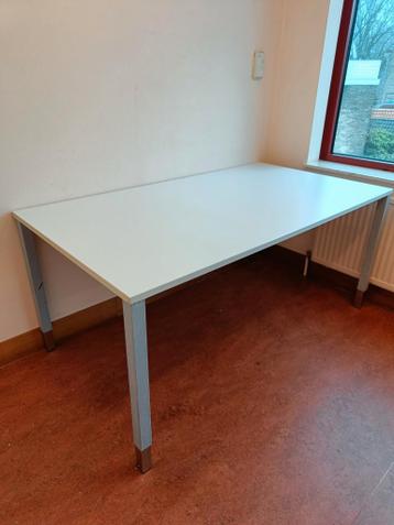 Witte tafel met uitschuifbare poten