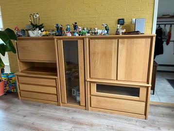 Houten wandmeubel blank eiken met vitrinekast en lades