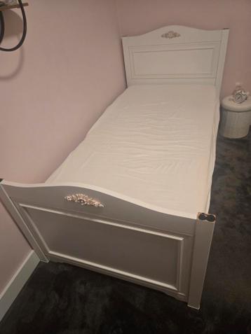 Eenpersoonsbed 100x200m met schoon matras