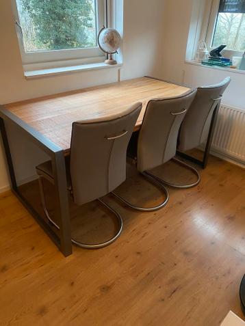 6 gratis stoelen. Gekocht bij Eijerkamp