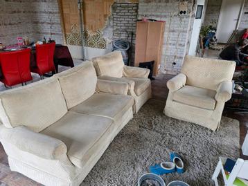 Twee zits bank en twee stoelen