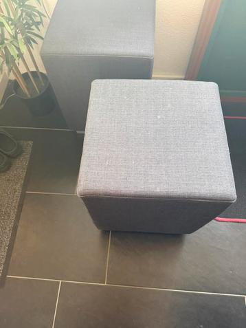 Gratis 2 hockers 57cm hoog en 43,5x43,5cm