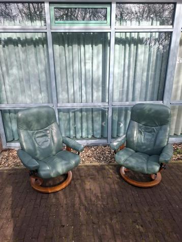 2 leren stoelen gratis af te halen