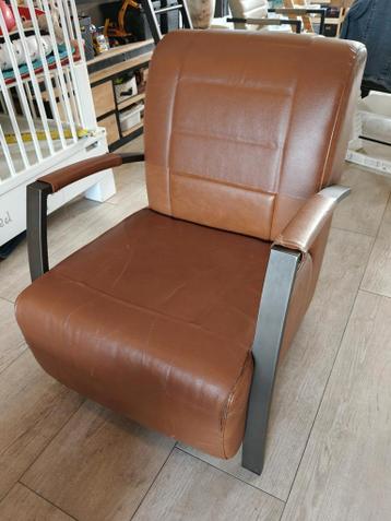 Bruine fauteuil met metalen armleuningen