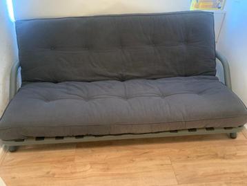 Grijze slaapbank.