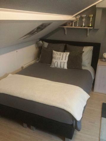 Boxspring 140/200 zwart, 2 losse onderstellen