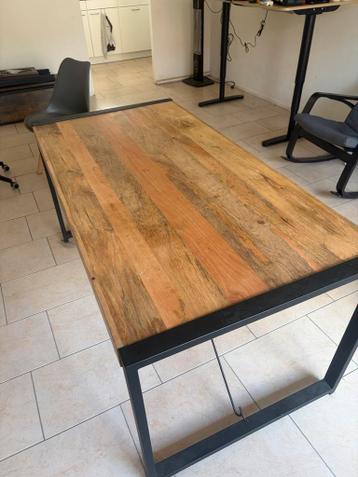 Robuuste eettafel van mangohout en metaal