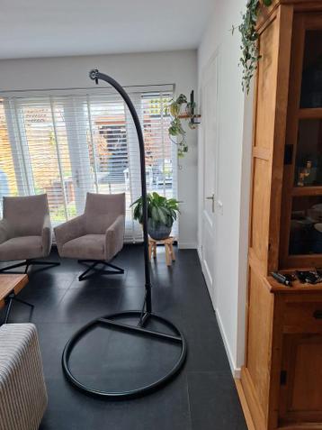 Stevige zwarte standaard voor eistoel of hangstoel