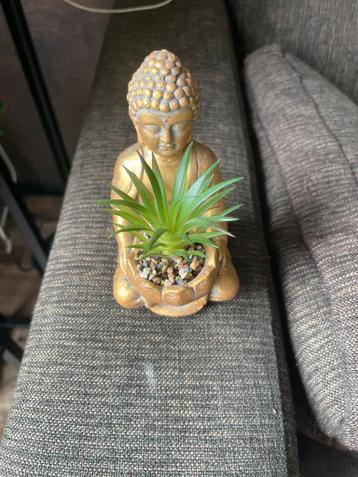 Gouden Boeddha beeldje met kunstplantje