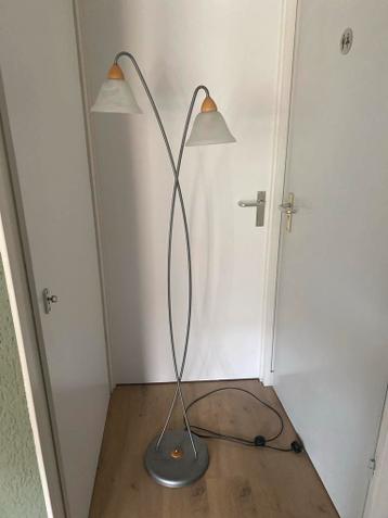 Gratis!Moderne staande schemerlamp met twee lichtpunten