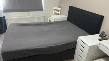 Gratis 140 cm tweepersoons boxspring met hoezen