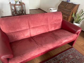 Gratis Driezitsbank bordeauxrood suede/ leer