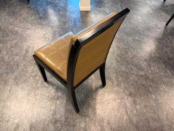 100+ stoelen en 10-15 tafels gratis af te halen