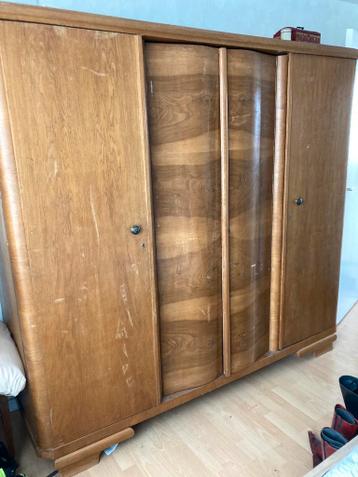 Oude klerenkast met aagepaste legplanken