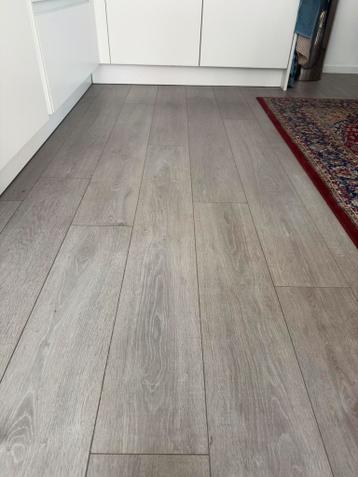 Grijze laminaat vloer -+45- 50m2
