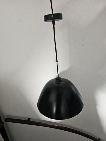 Gratis Zwarte hanglamp met bamboe binnenkant - 34x19 cm