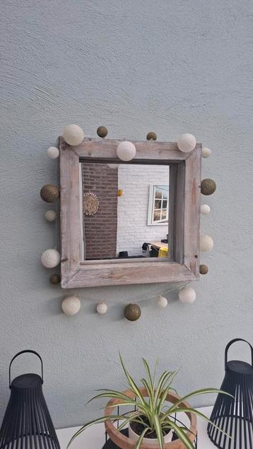 spiegel met houten lijst