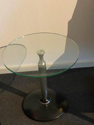 Gratis ronde glazen tafel met chroom poot en zwarte voet