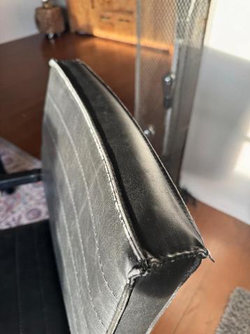 Gratis eettafel stoelen 3 stuks ( versleten )