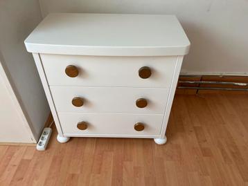 Witte ladekast met 3 laden en gouden knoppen