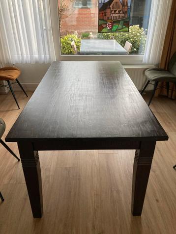Robuuste donkerbruine eettafel