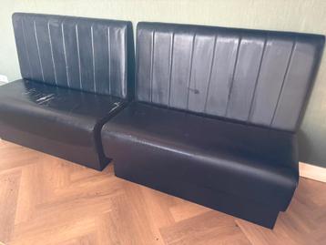 Gratis ophalen 2 zwarte horeca bankjes