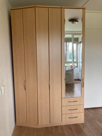 Slaapkamer kledingkast met spiegels en lades