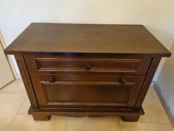 Donkerbruin houten kastje met lade en klep