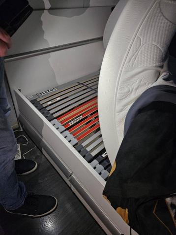 2 persoonsbed met lattenbodem en 2 matrassen