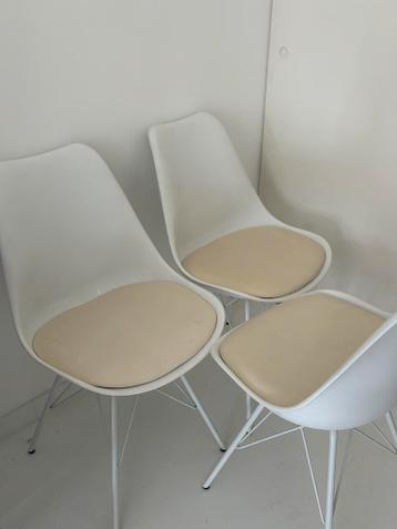 3 witte kuipstoelen met beschadigingen en vlekken