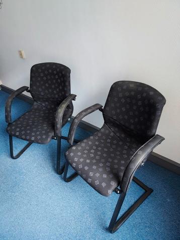 5 Girsberger vergaderstoelen.