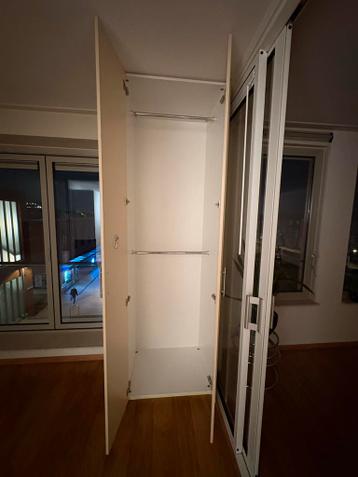 Witte kledingkast met hangruimte