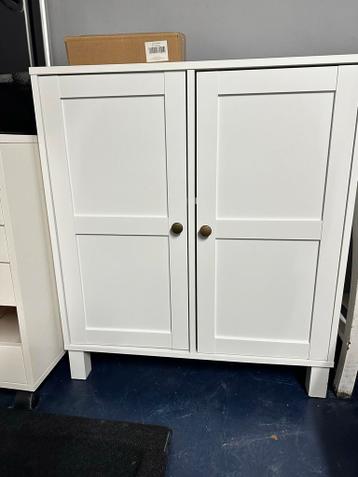 Witte kastje met twee deuren gratis
