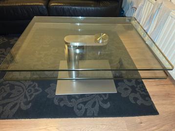 Gratis glazen tafel met gebruikssporen