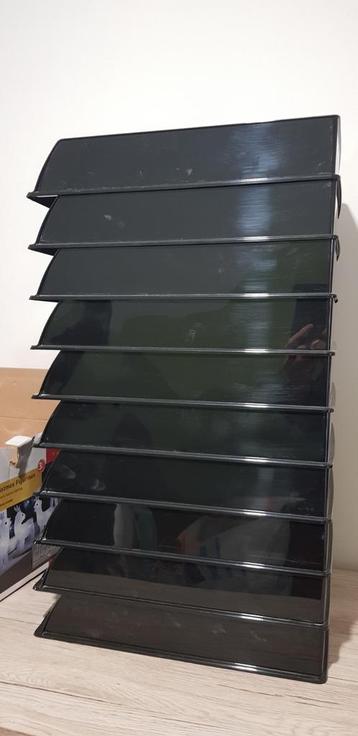 Meerdere kantoororganizers/briefbakken