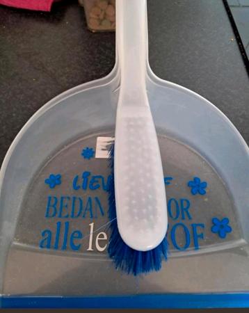 Stoffer en blik met 'Lieve juf' boodschap