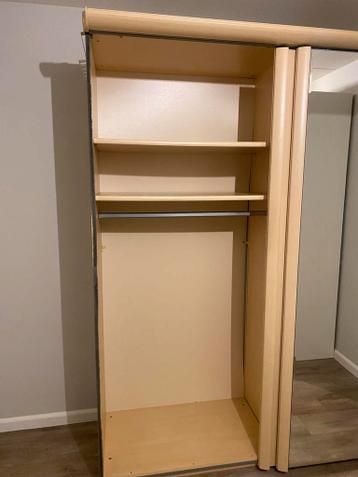 Praktische kledingkast met spiegeldeur