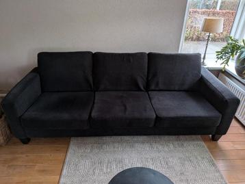 Comfortabele driepersoonsbank in donkergrijs stof