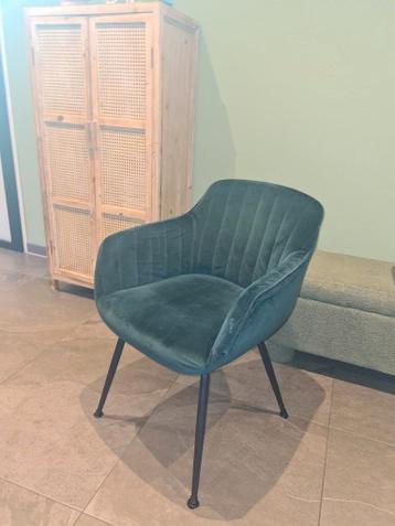 Gratis donkergroene stoel met anti-schraap pootjes