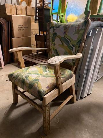 Stoel met tropische print, opknapper