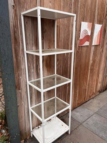 Gratis IKEA kastje met glazen plaatjes