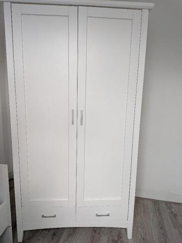 GRATIS: Ruime witte kledingkast (al gedemonteerd!)