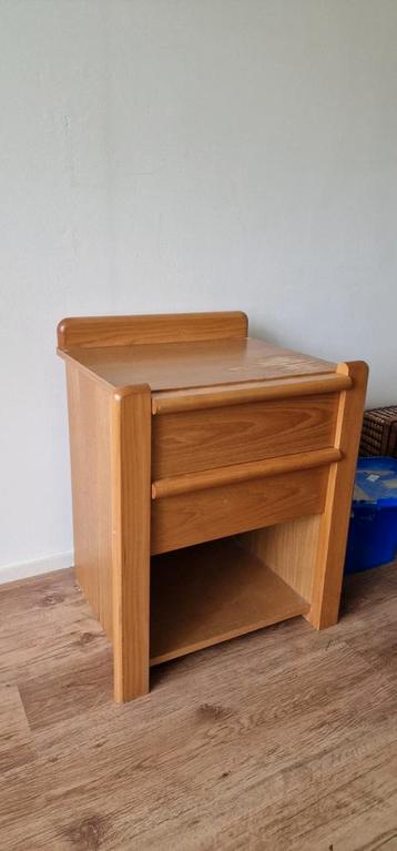 Houten nachtkastje met twee lades
