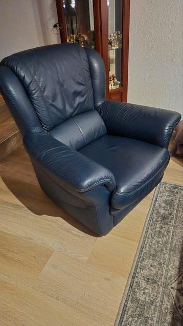 Grati af te halen , 2 stuks donkerblauwe leren fauteuil