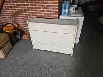 Degelijke ladekast met 4 laden, onderste op wielen