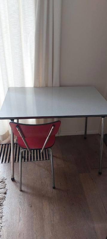 Vintage retro formica eettafel met metalen poten en stoel